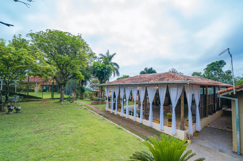 Vendo Belíssima E Encantadora Chácara!!! Com Duas Casas, Com Dois Salões De Festa E Muito Mais, Confira A Descrição Abaixo.