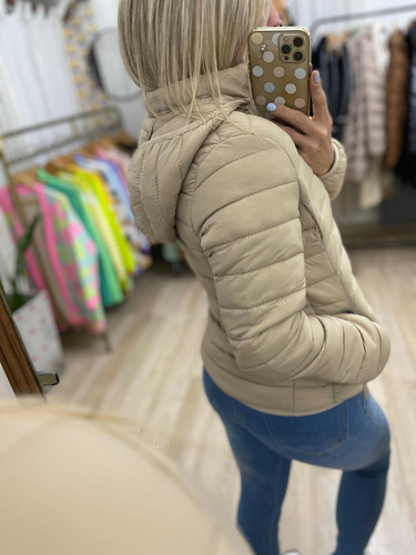 Imagen 9 de 20 de Campera Ultralivina Corta Simil Pluma Mujer The Big Shop