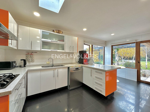 Casa En Parcela Con Gran Jardín No Perimetral