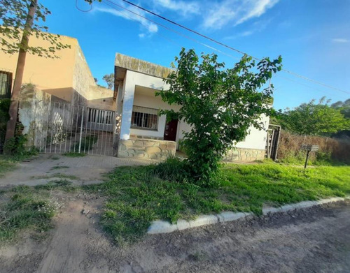 Casa En Venta - 2 Dormitorios 1 Baño - Cochera - 725mts2 - Mechita