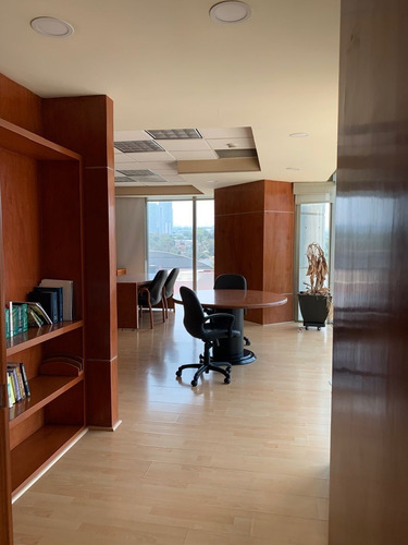Oficinas En Torre Quadrata