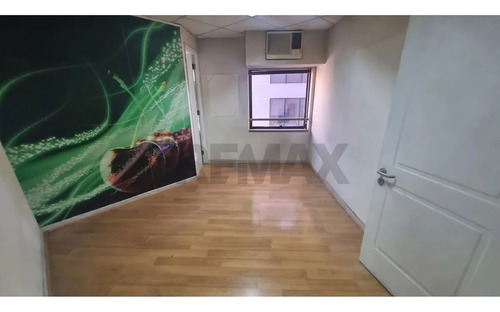 Oficina Con 2 Privados, Estacionamiento Y Bodega