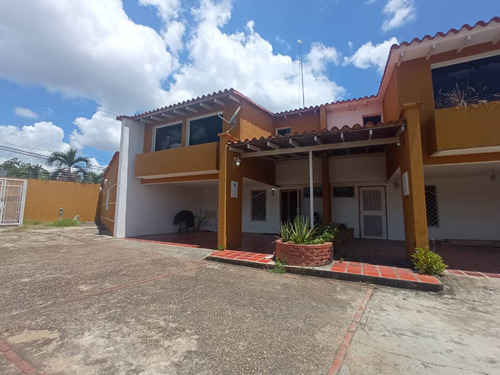 Se Vende Townhouse En Villas El Rosal, Juanico