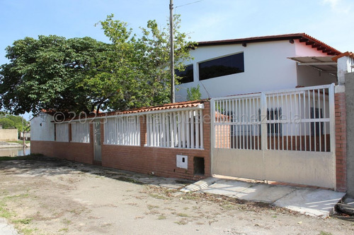 Casa En Venta  Urb. Ciudad Balneario Higuerote  Caracas. 24-13066 Yf