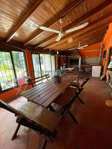 Venta Casa 5 Ambientes - Padua Centro - Con Parque Y Pileta