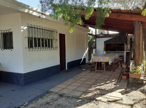 Imagen 2 de 12 de Casa De 2 Dormitorios Arbolada Y Perimetrada Al Sur De Parque Del Plata Bajada 1 (7 Cuadras De La Playa) Con Wifi Y Cable. Pet Frendly