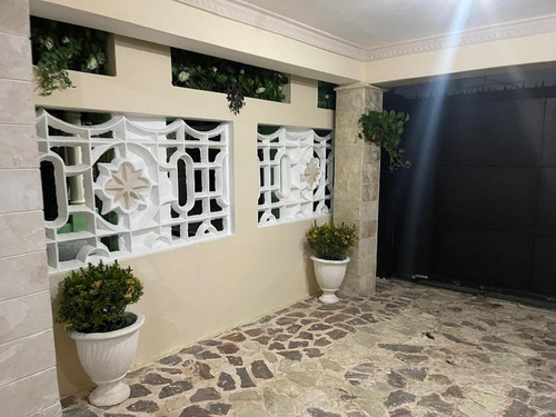 Imagen 11 de 30 de Casa De 3 Niveles Con Piscina En Santo Domingo