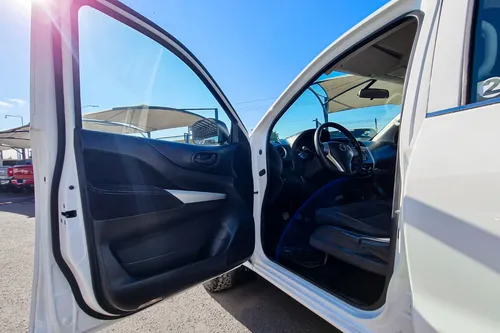 Nissan NP300 2.4 Doble Cabina Se Aa Pack Seg Mt