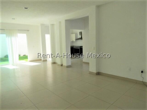 Casa De 3 Recamaras Con Baño Cada Una, Renta - Zibata | Ml