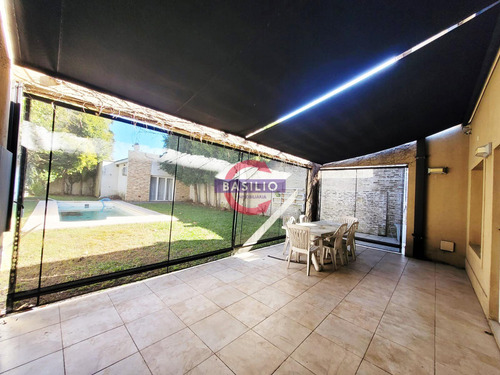 Venta Excelente Casa De 6 Ambientes Con Jardín, Quincho, Pileta Y Parrilla Florida Este