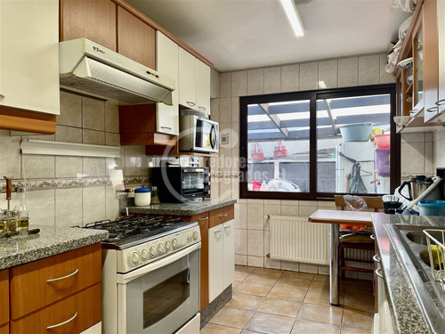 Casa En Venta De 5 Dorm. En Lo Barnechea, Sector Los Nogales