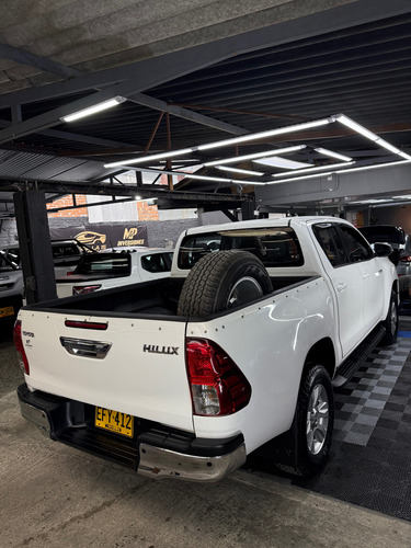 Toyota Hilux 2.7l MT 4x4