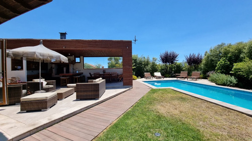 Gran Casa Familiar Con Piscina, Jardín, Quincho