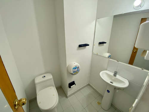 Imagen 13 de 22 de Arriendo Oficina 39m2. Chicó, Carrera 15. Piso 2, Espacio Amplio Vista Lateral, Con 1 Cupo De Parqueadero