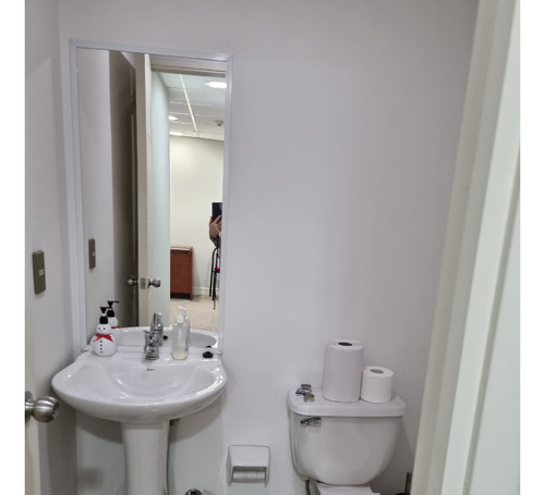 Oficina, 2 Apartados Baño Kitchenet
