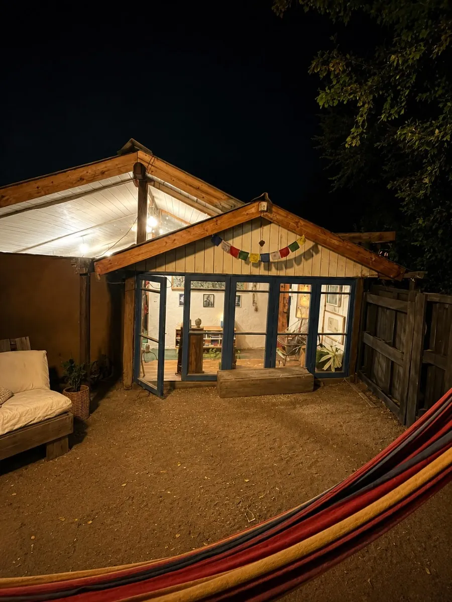Imagen 2 de 9 de Casita De Cuento En El Corazón De La Comunidad Ecológica