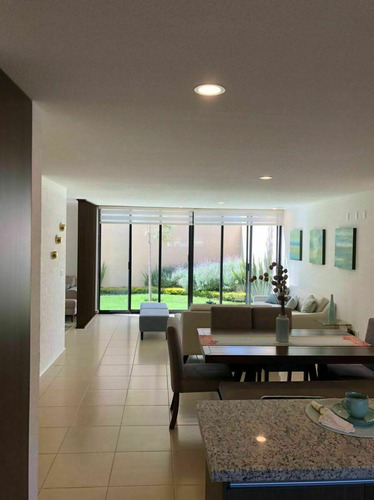 Se Vende Casa Entre El Refugio Y Zibata, 139 M2, Gran Jardín, 3 Recamaras
