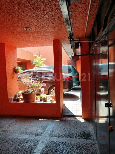 Casa De 3 Niveles Con Amplios Espacios Y 4 Habitaciones Privilegiada