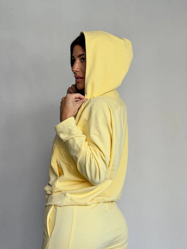 Campera Isu Mariposa Amarilla Con Capucha Rústica Mujer