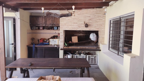 Imagen 3 de 16 de Venta Casa Punta Gorda. Jardín , Fondo, Garaje, Calefacción. Excelente Estado