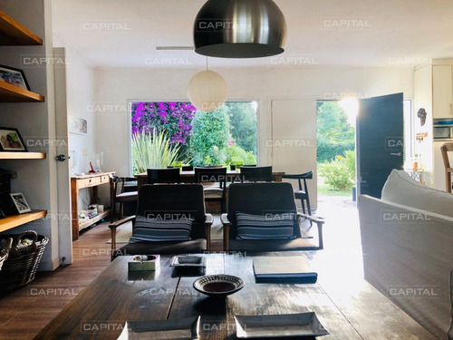 Casa De Cuatro Dormitorios Con Piscina En Barrio Privado.- Ref: 29000