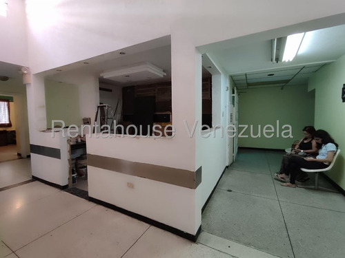 Casa En Alquiler En Zona Comercial Para Cualquier Uso Que Le Quieran Dar Antiguamente Funcionaba La Clínica Ronquillo La Casa Esta Para Ser Remodelada, Ubicada Estratégicamente