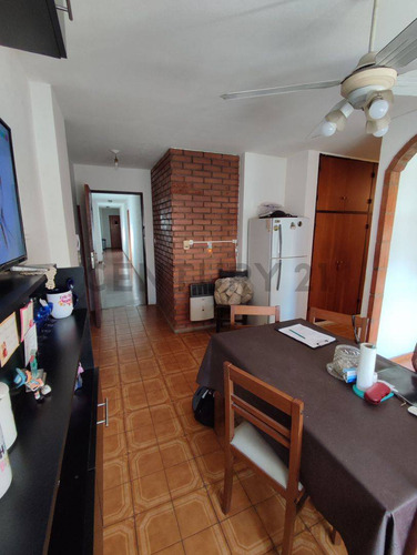 Century 21 Vende: Departamento De 2 Dormitorios En B° Centro, Santa Rosa Al 100