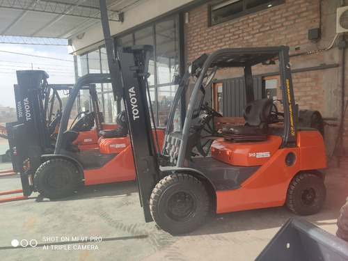Imagen 3 de 8 de Autoelevador Toyota /serie 8/nafta Glp