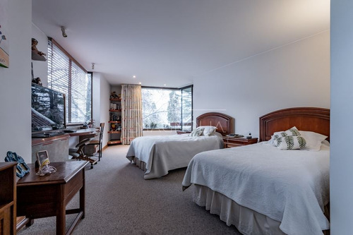 Casa En Venta De 6 Dorm. En Lo Barnechea