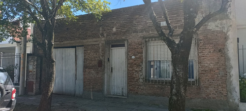 Venta Casa Céntrica, 2 Dormitorios Cochera Y Patio.