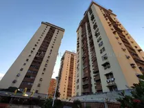 Comprar Jip 24-15406. Rent-a-house Vende Comodo Aparetamento Completamente Amoblado, Vigilancia Privada, Chanchas Deportivas, Area De Juegos Infantiles, Piscina, Terraza. En Urb El Centro. Maracay