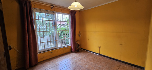 Casa Paradero 12. 3 Dormitorios, 1 Baño, Estacionamientos.