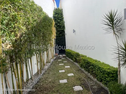 Casa Con Cuarto De Servicio, 4 Recámaras, Área De Tv. Cumbres Del Lago - Venta Rah2204