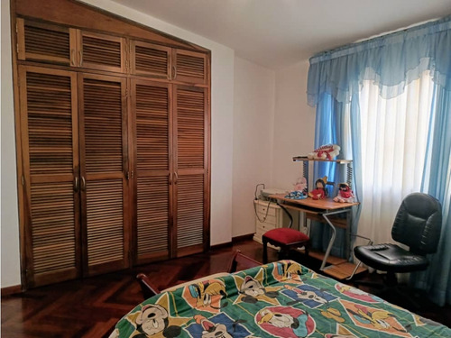 Casa Con Amplios Jardines En Urb Parque El Retiro, San Antonio