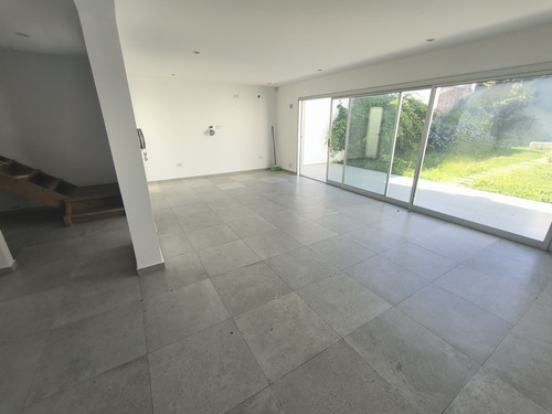 Venta Casa 3 Dormitorios, Amplio Jardín. 43 E/ 23 Y 24, La Plata