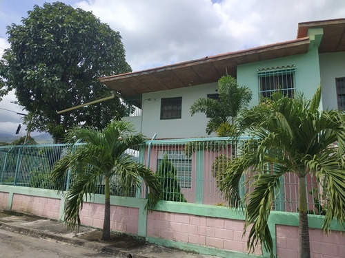 Imagen 5 de 14 de Ferretería Con Área De Galpones En Villas Del Toco