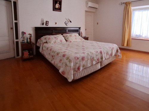 Casa En Venta De 4 Dormitorios. En Condominio En Los Andes
