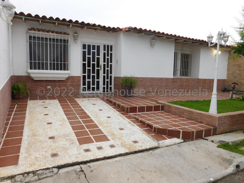 En Venta Confortable Y Espaciosa Casa En Cabudare, --23--13--108-- Con Patio Para Reuniones Familiares, Maria, Caney Compartido, Boraure, Cancha Deportiva, Parque Infantil, Vigilancia 24/7.