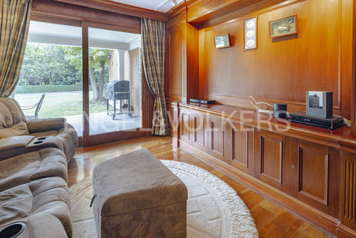 Casa Con Amplio Jardín En El Huinganal