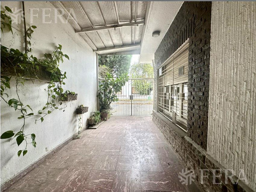 Venta Casa De 3 Ambientes Con Cochera En Bernal