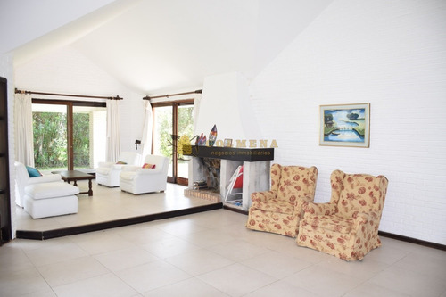 Casa En Roosevelt, 3 Dormitorios - Ref: 4236