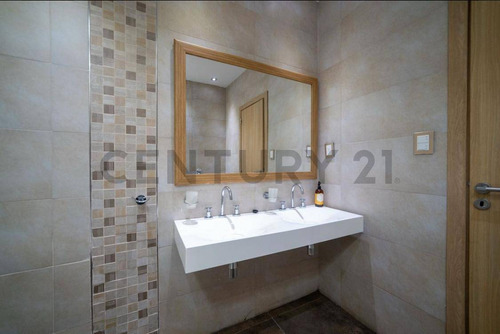 Venta Ph 3 Ambientes Con Patio Y Cochera/local En Zona Residencial De Lomas De Zamora.