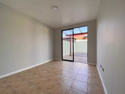 Casa De 2 Pisos Con 3d,3b,150 M2 Totales En Ciudad