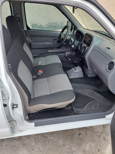 Imagen 11 de 13 de Nissan Np300 2013 2.4 Doble Cabina Típica Audio Mt