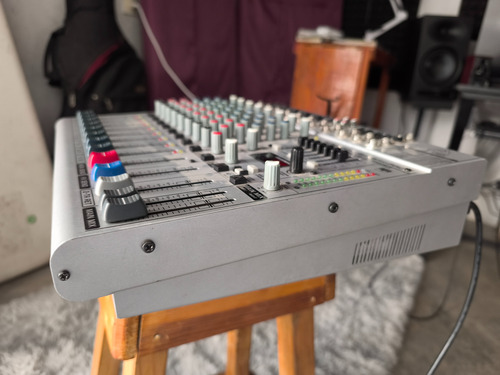 Behringer Eurorack Ub1222fx-pro (Usado)