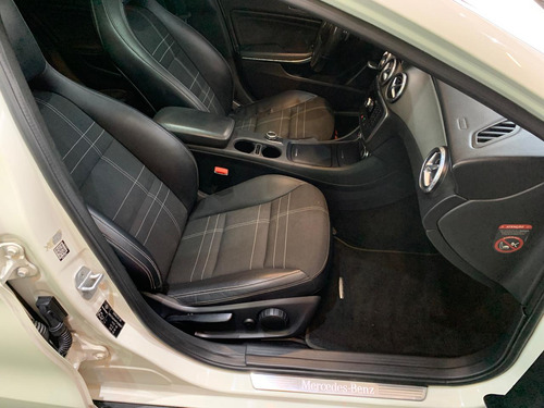 Mercedes-Benz Classe GLA 1.6 Vision Turbo Flex 5p