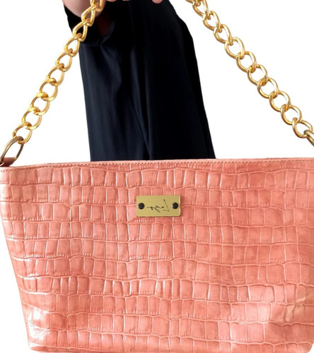 Imagen 3 de 5 de Cartera De Cuero Mediana Con Cadena En Metal Dorado
