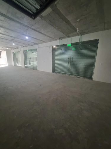 Edificio De 3 Pisos Con Locales Comerciales En Arriendo.