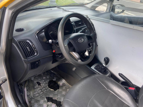 Taxi Kia Rio R Hatchback 2012 Con Puesto