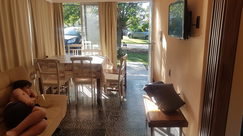 Imagen 15 de 21 de Casa En Piriapolis Para 6 Con Aire Acondicionado Baño A Nuevo, Parrillero Techado Iluminado, A 1 Cuadra De La Rambla Cerca Del Puerto